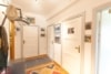 Liebevoll restauriertes Bauernhaus mit 4 Garagen und Einliegerwohnung - Garderobendiele